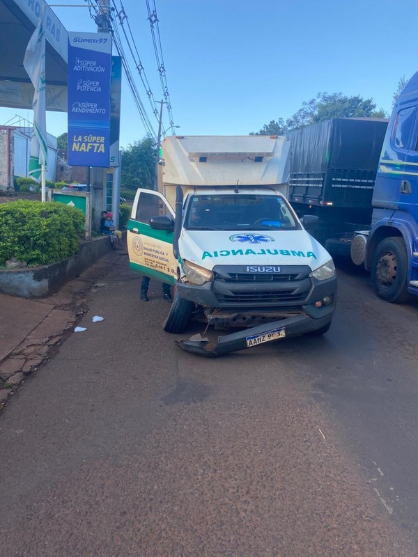 Ambulancia y camioneta colisionan sobre la Ruta PY06 en Hohenau