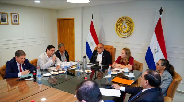 Ministra de Salud se reúne con senadores para responder a reclamos ciudadanos