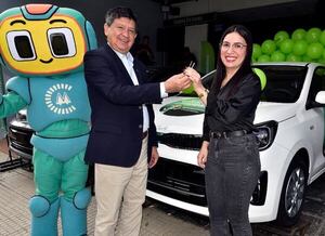 Cooperativa Medalla entregó automóvil 0 km - Empresariales - ABC Color