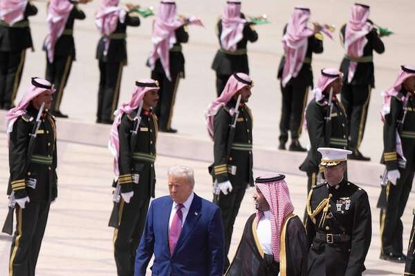 Trump aterriza en Arabia Saudí en su primera gira internacional a Oriente Medio - Mundo - ABC Color