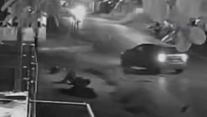 Video: Auto choca una moto y huye, dejando un muerto y un herido