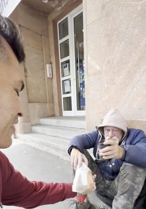 (Video) Mirá el noble gesto de un paraguayo con un mendigo en Alemania