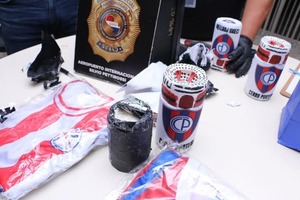 Pillan drogas en vasos térmicos en el aeropuerto