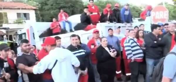 Funcionarios municipales cierran entrada a planta asfáltica en forma de protesta - Nacionales - ABC Color