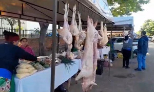 Feriantes se adelantan al Día de la Madre en Coronel Oviedo, con productos frescos y accesibles - OviedoPress