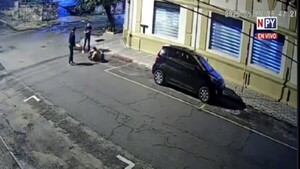 Adolescentes se enfrentan a golpes en plena calle frente a colegio en Asunción