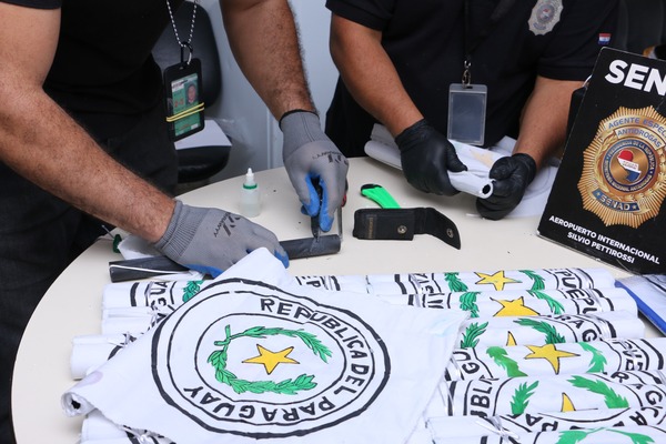Incautan banderines patrios con cocaína