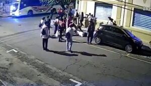 (VIDEO)Alumnos armaron batalla campal frente a su escuela en Asunción