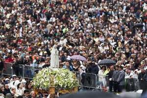 Unos 200 mil católicos rezan en  Fátima por Francisco y oran por el pontificado de León XIV - Mundo - ABC Color