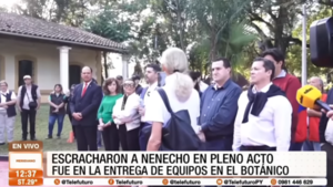 Escracharon a "Nenecho" en pleno acto