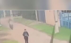 (VIDEO)Captan a depravado que toqueteó a una yiyi en plena calle