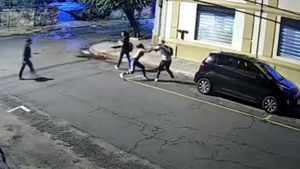 Video: Estudiantes de colegio nocturno se enfrentaron a golpes en la calle