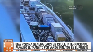 [Insólito] Piscina gigante causó caos en el Puente de la Amistad