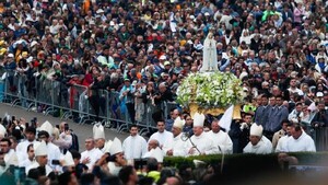 Miles de fieles recuerdan en Fátima a Francisco y oran por nuevo pontificado de León XIV