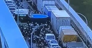 Diario HOY | Insólito: caos vehicular en el Puente de la Amistad por culpa de una piscina