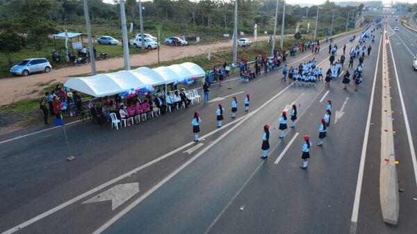 Realizan desfile patrio en la colonia Nueva Australia de Nueva Londres - Nacionales - ABC Color