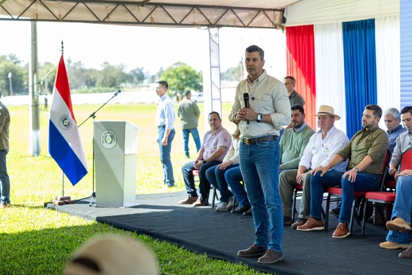 El presidente entrega más de 400 títulos en Itapúa y lanza descentralización histórica del Indert - ADN Digital