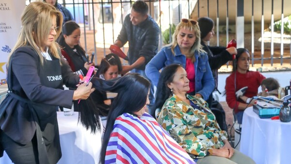 Peluqueras regalan sus servicios a las madres en el Guairá