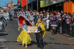 Los estudiantes de Ñemby rinden homenaje a la Patria y a las madres - Nacionales - ABC Color