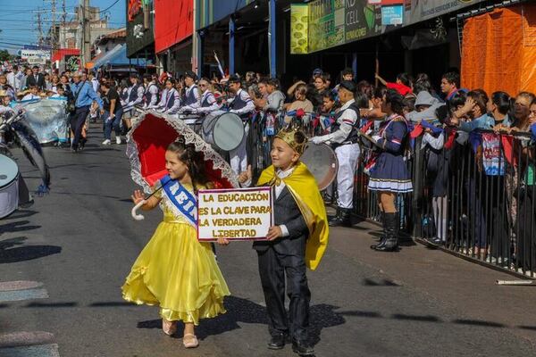 Los estudiantes de Ñemby rinden homenaje a la Patria y a las madres - Nacionales - ABC Color