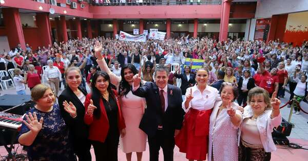 La Nación / “La casa de ustedes”: así celebró la ANR a las madres en su día