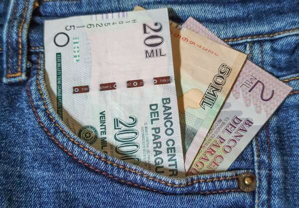 Charotti advierte que el aumento del salario mínimo podría generar un salto de precios - Economía - ABC Color