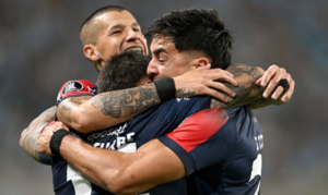 Versus / ¡Cerro retumba en Perú!