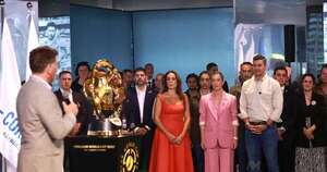 La Nación / Exponen trofeos originales