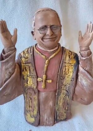 (Video) El rey del Barro lo hizo de nuevo, esta vez un papa hecho con fe en Paraguay