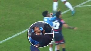 (VIDEO) ¡Aijuepete! Jonathan Torres le dejó sin un diente a pelotero del Sporting Cristal