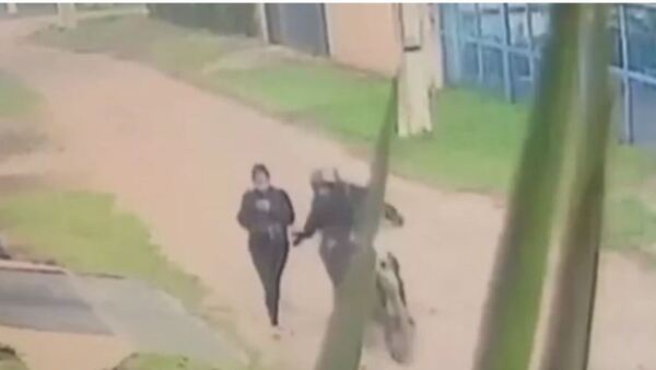 Motoca manoseó a doña y le gritó "mi amor" cuando caminaba a su laburo
