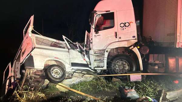 9 muertos y 10 heridos tras choque entre tractocamión y un microbús en Brasil