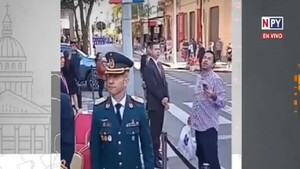 Ciudadano increpó a Raúl Latorre durante acto patrio en el Panteón de los Héroes