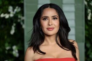 (VIDEO) ¡La ingueroviable razón por la que Salma Hayek se negaba a posar en bikini!