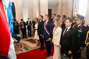 Escrache a cartistas en el Panteón: “Se han de estar revolcando en sus tumbas estos próceres”  - Política - ABC Color