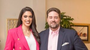 “Queremos cobrar”, le escracharon a exMiss Universo Paraguay y a su marido