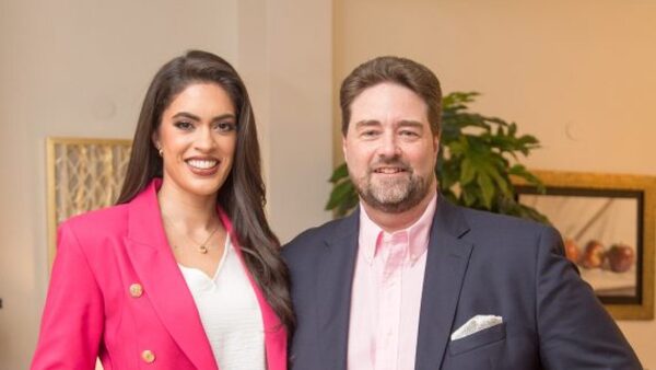 “Queremos cobrar”, le escracharon a exMiss Universo Paraguay y a su marido