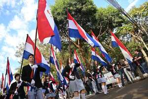 El patriotismo se apodera de las calles en el desfile cívico-militar de Ciudad del Este - ABC en el Este - ABC Color
