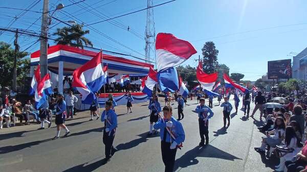 Con desfile cívico-estudiantil conmemoran los 214 años de Independencia, en Coronel Oviedo - Nacionales - ABC Color