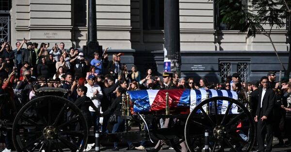 La Nación / Uruguayos despiden al popular expresidente Pepe Mujica