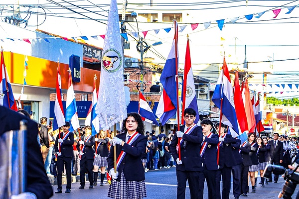 Desfile en honor a los 214 años de Independencia