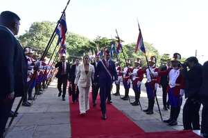 Llegadas tardías de Peña obligaron a retrasar actos por el Día de la Patria  - Nacionales - ABC Color