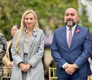 Video: Orlando Arévalo y su esposa aparecen en el “palco de autoridades” de desfile de un centro municipal de Lambaré - Política - ABC Color