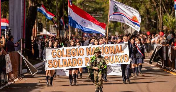 La Nación / En el Este, estudiantes tomaron las calles con el tradicional desfile patrio