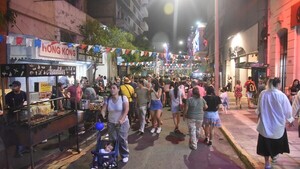Gran cantidad de personas disfrutan en el microcentro de Asunción por las Fiestas Patrias