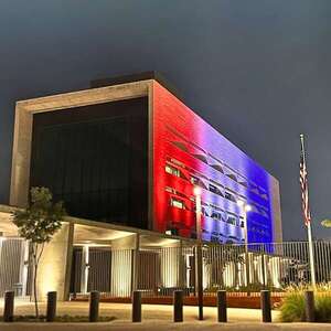 EE.UU. rinde homenaje a Paraguay e ilumina su embajada con los colores patrios - Nacionales - ABC Color