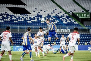 Versus / Luqueño no se mueve del foso en la Sudamericana
