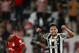 Versus / Botafogo vence a Estudiantes y el grupo se define en la última fecha