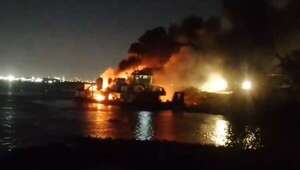 Incendio de un remolcador en Remanso: los 10 tripulantes fueron rescatados - Policiales - ABC Color