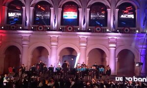 Con fuegos artificiales en rojo, blanco y azul, celebraron fechas patrias